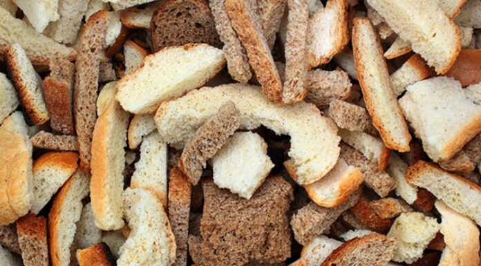 Toplumların yemek kültürü yalnızca zengin sofralar ve çeşitlilik üzerinden şekillenmez; kimi zaman sadelik, kanaat ve dayanıklılık da bu kültürün merkezinde yer alır. Kuru Ekmekle Yemek, bu açıdan bakıldığında hem tarihsel hem de toplumsal anlamlar taşıyan güçlü bir sofra pratiğidir. Yoklukla, sabırla ve paylaşmayla özdeşleşen bu alışkanlık, sadece beslenme biçimi değil, aynı zamanda bir yaşam felsefesini de yansıtır. Konulu bir haber görseli.