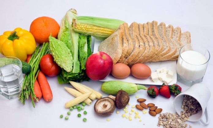 Lakto-vejetaryen beslenme, son yıllarda bitki temelli beslenme modellerine yönelen bireyler arasında giderek daha fazla ilgi görmektedir. Et tüketimini tamamen dışlayan ancak süt ve süt ürünlerini beslenme düzenine dahil eden bu yaklaşım, hem etik hem de sağlık temelli nedenlerle tercih edilmektedir. Lakto-vejetaryen beslenme, hayvansal gıdalarla ilişkisini tamamen kesmek istemeyen ancak bitkisel ağırlıklı bir yaşam tarzını benimsemek isteyenler için dengeli bir seçenek olarak değerlendirilmektedir. Konulu bir haber görseli.