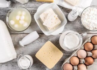 Son yıllarda beslenme dünyasında öne çıkan konulardan biri de laktozsuz yemek anlayışı oluyor. Özellikle sindirim hassasiyetleri konusunda artan farkındalık, bireyleri tükettikleri süt ve süt ürünlerini daha dikkatli seçmeye yöneltiyor. Laktoz içeren gıdaların bazı kişilerde rahatsızlık yaratabilmesi, bu beslenme biçiminin yalnızca bir zorunluluk değil, aynı zamanda bilinçli bir tercih olarak görülmesine neden oluyor. Bu durum, laktozsuz mutfağın günlük hayatta daha fazla yer bulmasını sağlıyor. Konulu bir haber görseli.