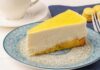 Tatlı dünyasında son yıllarda öne çıkan lezzetlerden biri olan limonlu cheesecake, yoğun dokusuna rağmen ferah tadıyla geniş bir kitleye hitap etmeyi başarıyor. Kremamsı yapısı, limonun canlı aroması ve dengeli tat profili sayesinde bu tatlı, klasik cheesecake anlayışına hafif bir yorum getiriyor. Özellikle tatlıyı ağır bulmayan ama doyurucu bir lezzet arayanlar için limonlu cheesecake, ideal bir alternatif olarak öne çıkıyor. Konulu bir haber görseli.