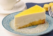 Tatlı dünyasında son yıllarda öne çıkan lezzetlerden biri olan limonlu cheesecake, yoğun dokusuna rağmen ferah tadıyla geniş bir kitleye hitap etmeyi başarıyor. Kremamsı yapısı, limonun canlı aroması ve dengeli tat profili sayesinde bu tatlı, klasik cheesecake anlayışına hafif bir yorum getiriyor. Özellikle tatlıyı ağır bulmayan ama doyurucu bir lezzet arayanlar için limonlu cheesecake, ideal bir alternatif olarak öne çıkıyor. Konulu bir haber görseli.