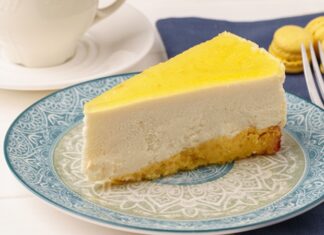 Tatlı dünyasında son yıllarda öne çıkan lezzetlerden biri olan limonlu cheesecake, yoğun dokusuna rağmen ferah tadıyla geniş bir kitleye hitap etmeyi başarıyor. Kremamsı yapısı, limonun canlı aroması ve dengeli tat profili sayesinde bu tatlı, klasik cheesecake anlayışına hafif bir yorum getiriyor. Özellikle tatlıyı ağır bulmayan ama doyurucu bir lezzet arayanlar için limonlu cheesecake, ideal bir alternatif olarak öne çıkıyor. Konulu bir haber görseli.