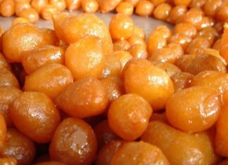 Türk mutfağının en köklü tatlılarından biri olan lokma, yüzyıllardır hem Anadolu’nun hem de Ege’nin kültürel mirasını taşımaya devam eden özel bir lezzet olarak öne çıkıyor. Özellikle paylaşma, bereket ve toplumsal dayanışmayı temsil eden bu tatlı, günümüzde sadece geleneksel törenlerde değil, modern gastronomi alanında da sıkça tercih edilen bir tat haline geldi. Hafif kabaran hamurunun kızgın yağda altın rengi alması ve ardından şerbetle buluşması, lokmayı eşsiz kılan temel özelliklerden biri. Sokak tezgâhlarının değişmeyen yüzü olan lokma, bugün artık restoranlarda ve kafelerde de farklı sunumlarla yer buluyor. Konulu bir haber görseli.