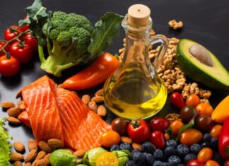 MIND Diyeti, son yıllarda özellikle beyin sağlığına odaklanan beslenme modelleri arasında dikkat çekici bir yere sahip olmaya başladı. Bilimsel araştırmalarla desteklenen bu diyet, yaşlanmaya bağlı zihinsel gerilemeyi yavaşlatmayı ve nörolojik hastalık riskini azaltmayı hedefliyor. Modern yaşamın getirdiği stres, düzensiz beslenme ve işlenmiş gıdaların artan tüketimi düşünüldüğünde, MIND Diyeti hem koruyucu hem de sürdürülebilir bir beslenme yaklaşımı olarak değerlendiriliyor. Konulu bir haber görseli.