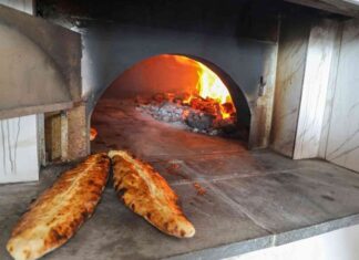 Şehirlerin hızla değiştiği, alışveriş alışkanlıklarının büyük marketlere kaydığı günümüzde mahalle fırını kültürü hâlâ güçlü bir nostalji ve ihtiyaç alanı olarak varlığını sürdürüyor. Sabah erken saatlerde sokağa yayılan ekmek kokusu, mahallelinin günlük ritmini belirleyen sessiz ama etkili bir çağrıdır. Bu fırınlar yalnızca ekmek alınan yerler değil; aynı zamanda sohbetin, selamlaşmanın ve güven duygusunun yaşandığı sosyal alanlardır. Konulu bir haber görseli.