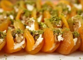 Türkiye’nin meyve cenneti olarak bilinen Malatya, dünya çapında tanınan kayısısıyla gastronomi dünyasında da özel bir yere sahip. Şehrin simgesi haline gelen bu meyve, sadece kuru haliyle değil, aynı zamanda hazırlanan eşsiz tatlılarla da geniş bir üne kavuşmuş durumda. Özellikle Malatya kayısı tatlısı, hafifliği, aromatik yapısı ve doğal malzemeleriyle hem geleneksel mutfakta hem de modern sunumlarda sıkça tercih ediliyor. Son yıllarda gastronomi turizminin artmasıyla birlikte bu tatlı, yerli ve yabancı ziyaretçilerin ilgisini daha fazla çekmeye başladı. Malatya mutfağının incisi olarak tanımlanan bu özel tatlı, doğal içeriğiyle de dikkat çekiyor. Konulu bir haber görseli.