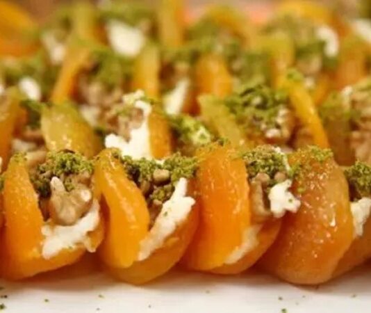 Malatya Kayısı Tatlısı Geleneksel Lezzetin Sofralara Yansıyan En Doğal Hali Türkiye’nin meyve cenneti olarak bilinen Malatya, dünya çapında tanınan kayısısıyla gastronomi dünyasında da özel bir yere sahip. Şehrin simgesi haline gelen bu meyve, sadece kuru haliyle değil, aynı zamanda hazırlanan eşsiz tatlılarla da geniş bir üne kavuşmuş durumda. Özellikle Malatya kayısı tatlısı, hafifliği, aromatik yapısı ve doğal malzemeleriyle hem geleneksel mutfakta hem de modern sunumlarda sıkça tercih ediliyor. Son yıllarda gastronomi turizminin artmasıyla birlikte bu tatlı, yerli ve yabancı ziyaretçilerin ilgisini daha fazla çekmeye başladı. Malatya mutfağının incisi olarak tanımlanan bu özel tatlı, doğal içeriğiyle de dikkat çekiyor. Konulu bir haber görseli.