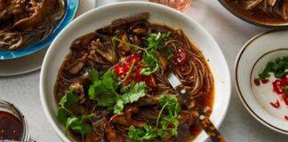 Sofraların Lezzetli ve Pratik Alternatifi, Mantarlı Noodle Çorbası Mantarlı noodle çorbası, hem doyurucu hem de pratik bir yemek seçeneği arayanlar için ideal bir tarif olarak öne çıkıyor. Taze mantar ve noodle kombinasyonu, çorbanın hem besleyici hem de lezzetli olmasını sağlıyor. Mantarlı noodle çorbası, hızlı hazırlanabilirliği sayesinde yoğun yaşam temposuna sahip kişiler tarafından sıkça tercih ediliyor. Bu çorba, hem öğle yemeklerinde hem de akşam sofralarında keyifle tüketilebiliyor ve özellikle mantar severler için vazgeçilmez bir seçenek sunuyor. Konulu bir haber görseli.