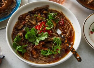 Mantarlı noodle çorbası, hem doyurucu hem de pratik bir yemek seçeneği arayanlar için ideal bir tarif olarak öne çıkıyor. Taze mantar ve noodle kombinasyonu, çorbanın hem besleyici hem de lezzetli olmasını sağlıyor. Mantarlı noodle çorbası, hızlı hazırlanabilirliği sayesinde yoğun yaşam temposuna sahip kişiler tarafından sıkça tercih ediliyor. Bu çorba, hem öğle yemeklerinde hem de akşam sofralarında keyifle tüketilebiliyor ve özellikle mantar severler için vazgeçilmez bir seçenek sunuyor. Konulu bir haber görseli.