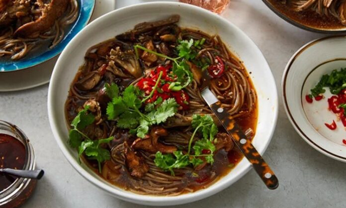 Mantarlı Noodle Çorbası Sofraların Lezzetli ve Pratik Alternatifi Mantarlı noodle çorbası, hem doyurucu hem de pratik bir yemek seçeneği arayanlar için ideal bir tarif olarak öne çıkıyor. Taze mantar ve noodle kombinasyonu, çorbanın hem besleyici hem de lezzetli olmasını sağlıyor. Mantarlı noodle çorbası, hızlı hazırlanabilirliği sayesinde yoğun yaşam temposuna sahip kişiler tarafından sıkça tercih ediliyor. Bu çorba, hem öğle yemeklerinde hem de akşam sofralarında keyifle tüketilebiliyor ve özellikle mantar severler için vazgeçilmez bir seçenek sunuyor. Konulu bir haber görseli.