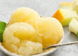 Tatlı dünyasında hafifliği, ferahlatıcı etkisi ve doğal içeriğiyle öne çıkan sorbe, özellikle son yıllarda sağlıklı beslenme ve doğal tatlı arayışlarının artmasıyla yeniden popülerlik kazanmış durumda. Dondurma ile sıkça karıştırılan ancak içerik ve üretim açısından ondan ayrılan sorbe, süt ve süt ürünü içermemesiyle dikkat çekiyor. Meyve, su ve şekerin dengeli birlikteliğinden oluşan bu özel tatlı, hem gastronomi dünyasında hem de günlük tüketimde kendine sağlam bir yer edinmiş bulunuyor. Konulu bir haber görseli.