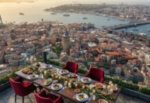 Günümüzün hızlı temposu içinde şekillenen şehir sofrası, modern yaşamın alışkanlıklarını, beklentilerini ve dönüşümünü en iyi yansıtan alanlardan biridir. Şehirde yaşayan bireyler için sofra, yalnızca yemek yenen bir masa değil; aynı zamanda günün yorgunluğunun atıldığı, kısa molaların verildiği ve sosyal bağların kurulduğu bir buluşma noktasıdır. Bu nedenle şehir sofrası, geleneksel sofralardan farklı bir dinamiğe sahiptir. Konulu bir haber görseli.