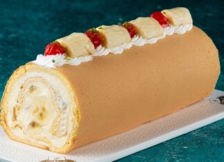 Ev yapımı tatlılara olan ilgi her geçen gün artarken, hem pratik hazırlanışı hem de hafif yapısıyla muzlu rulo pasta yeniden gündemin üst sıralarına çıkıyor. Özellikle evde yapılan pastalara yönelimin arttığı bu dönemde, klasik yaş pastalara alternatif olarak görülen bu tatlı, hem sunumuyla hem de lezzetiyle dikkat çekiyor. Yumuşak pandispanya dokusu, muzun doğal aroması ve hafif kremasıyla öne çıkan muzlu rulo pasta, çay saatlerinden özel davetlere kadar geniş bir kullanım alanına sahip. Konulu bir haber görseli.