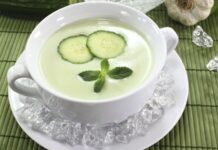 Naneli salatalık çorbası, yaz aylarında sofraların en hafif ve ferahlatıcı seçeneklerinden biri olarak öne çıkıyor. Taze salatalık ve nane ile hazırlanan bu çorba, hem lezzetli hem de besleyici bir başlangıç sunuyor. Naneli salatalık çorbası, yoğurt ve baharatlarla birleştiğinde sofralarda renk ve aroma katıyor. Özellikle sıcak yaz günlerinde hem öğle hem akşam yemeklerinde tercih edilen bu tarif, ferahlatıcı ve sağlıklı bir alternatif olarak dikkat çekiyor. Konulu bir haber görseli.
