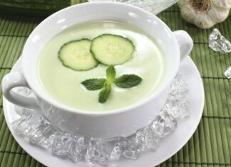 Naneli salatalık çorbası, yaz aylarında sofraların en hafif ve ferahlatıcı seçeneklerinden biri olarak öne çıkıyor. Taze salatalık ve nane ile hazırlanan bu çorba, hem lezzetli hem de besleyici bir başlangıç sunuyor. Naneli salatalık çorbası, yoğurt ve baharatlarla birleştiğinde sofralarda renk ve aroma katıyor. Özellikle sıcak yaz günlerinde hem öğle hem akşam yemeklerinde tercih edilen bu tarif, ferahlatıcı ve sağlıklı bir alternatif olarak dikkat çekiyor. Konulu bir haber görseli.