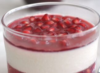 Sütlü tatlılar arasında ferah tadı ve zarif görünümüyle dikkat çeken narlı muhallebi, son yıllarda hem ev mutfaklarında hem de davet sofralarında sıkça tercih edilen tatlılar arasında yer alıyor. Muhallebinin yumuşak ve sade yapısı ile narın kendine özgü aroması birleştiğinde ortaya hem hafif hem de görsel açıdan etkileyici bir lezzet çıkıyor. Özellikle ağır tatlılardan kaçınanların yöneldiği bu tatlı, günün her saatinde rahatlıkla tüketilebiliyor. Konulu bir haber görseli.