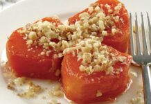 Nevşehir, yalnızca doğal güzellikleriyle değil, aynı zamanda köklü mutfak kültürüyle de öne çıkan şehirlerden biri. Son dönemlerde özellikle Nevşehir kabak tatlısı hem yerli hem yabancı turistlerin dikkatini çekmeye başladı. Bölgenin kendine has ikliminde yetişen kabakların yoğun aroması, tatlının lezzetini farklı bir noktaya taşıyor. Geleneksel yöntemlerle hazırlanan bu tatlı, yöre halkının nesilden nesile aktardığı tariflerle bugün hâlâ yaşatılıyor. Özellikle kış mevsiminde sofraların vazgeçilmez bir parçası haline gelen kabak tatlısı, içerdiği doğal tat ve yumuşacık dokusuyla büyük ilgi görüyor. Konulu bir haber görseli.