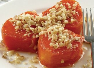 Nevşehir, yalnızca doğal güzellikleriyle değil, aynı zamanda köklü mutfak kültürüyle de öne çıkan şehirlerden biri. Son dönemlerde özellikle Nevşehir kabak tatlısı hem yerli hem yabancı turistlerin dikkatini çekmeye başladı. Bölgenin kendine has ikliminde yetişen kabakların yoğun aroması, tatlının lezzetini farklı bir noktaya taşıyor. Geleneksel yöntemlerle hazırlanan bu tatlı, yöre halkının nesilden nesile aktardığı tariflerle bugün hâlâ yaşatılıyor. Özellikle kış mevsiminde sofraların vazgeçilmez bir parçası haline gelen kabak tatlısı, içerdiği doğal tat ve yumuşacık dokusuyla büyük ilgi görüyor. Konulu bir haber görseli.