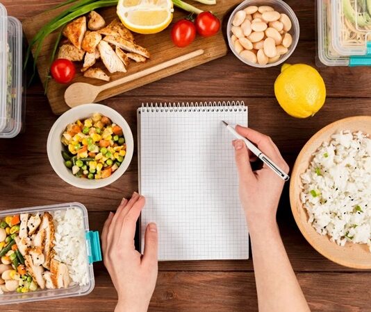 OMAD Diyeti Günlük Tek Öğünle Beslenme Yaklaşımının Yükselişi OMAD diyeti, son yıllarda aralıklı oruç ve sade beslenme yaklaşımlarına ilgi duyan bireyler arasında giderek daha fazla konuşulan bir beslenme modeli olarak öne çıkmaktadır. Açılımı “One Meal A Day” olan OMAD, gün içerisinde yalnızca tek bir öğün tüketilmesine dayanan bir sistemi ifade eder. Bu yaklaşım, modern yaşamın karmaşık beslenme alışkanlıklarına karşı daha sade ve kontrollü bir alternatif sunmayı amaçlamaktadır. Konulu bir haber görseli.