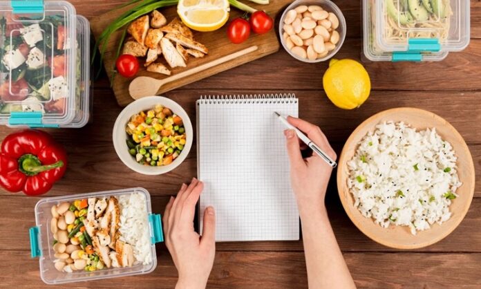 OMAD diyeti, son yıllarda aralıklı oruç ve sade beslenme yaklaşımlarına ilgi duyan bireyler arasında giderek daha fazla konuşulan bir beslenme modeli olarak öne çıkmaktadır. Açılımı “One Meal A Day” olan OMAD, gün içerisinde yalnızca tek bir öğün tüketilmesine dayanan bir sistemi ifade eder. Bu yaklaşım, modern yaşamın karmaşık beslenme alışkanlıklarına karşı daha sade ve kontrollü bir alternatif sunmayı amaçlamaktadır. Konulu bir haber görseli.