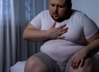 Obezite, günümüzde yalnızca estetik bir sorun olarak değil, ciddi bir halk sağlığı problemi olarak ele alınmaktadır. Yanlış beslenme alışkanlıkları, hareketsiz yaşam tarzı ve düzensiz öğünler, kilo artışını hızlandırırken uzun vadede metabolik hastalıkların gelişimine zemin hazırlar. Bu noktada obeziteye karşı diyet, kilo kontrolünü destekleyen ve genel sağlığı iyileştirmeyi hedefleyen önemli bir beslenme yaklaşımı olarak öne çıkar. Konulu bir haber görseli.