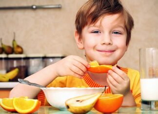 Okul çağı, çocukların hem zihinsel hem de fiziksel gelişiminin hız kazandığı kritik bir dönemdir. Bu süreçte uygulanan okul çağı beslenmesi, yalnızca büyüme ve kilo kontrolü açısından değil, öğrenme kapasitesi, dikkat süresi ve sosyal uyum üzerinde de belirleyici bir rol oynar. Dengeli ve düzenli bir okul çağı beslenmesi, çocukların eğitim hayatındaki başarısını doğrudan etkileyen unsurlar arasında yer alır. Konulu bir haber görseli.