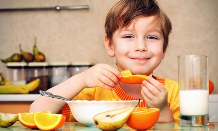 Okul çağı, çocukların hem zihinsel hem de fiziksel gelişiminin hız kazandığı kritik bir dönemdir. Bu süreçte uygulanan okul çağı beslenmesi, yalnızca büyüme ve kilo kontrolü açısından değil, öğrenme kapasitesi, dikkat süresi ve sosyal uyum üzerinde de belirleyici bir rol oynar. Dengeli ve düzenli bir okul çağı beslenmesi, çocukların eğitim hayatındaki başarısını doğrudan etkileyen unsurlar arasında yer alır. Konulu bir haber görseli.