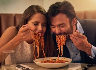 Toplumların yemek kültürü, yalnızca ne yendiğiyle değil, nasıl yenildiğiyle de şekillenir. Bu bağlamda Ortak Tabaktan Yeme, insan ilişkilerinin samimiyetini, güven duygusunu ve paylaşım bilincini yansıtan en eski sofra pratiklerinden biri olarak öne çıkar. Aynı tabaktan yemek yemek, bireyler arasında görünmez bağlar kurar ve sofrayı bir toplumsal etkileşim alanına dönüştürür. Konulu bir haber görseli.