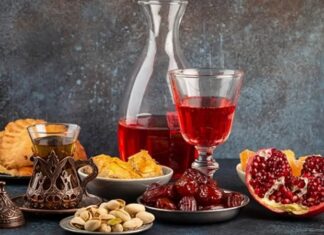 Türk mutfak mirasının en zarif ve en köklü unsurlarından biri olan şerbet kültürü, yalnızca bir içecek geleneği değil; aynı zamanda sosyal hayatın, inanç dünyasının ve estetik anlayışın da önemli bir yansımasıdır. Yüzyıllar boyunca saraylardan halk sofralarına, düğünlerden dini merasimlere kadar uzanan bu gelenek, günümüzde yeniden keşfedilerek kültürel bir değer olarak öne çıkmaktadır. Özellikle doğal içeriklere yönelimin artmasıyla birlikte geleneksel şerbetler, modern yaşamda da kendine yer bulmaktadır. Konulu bir haber görseli.