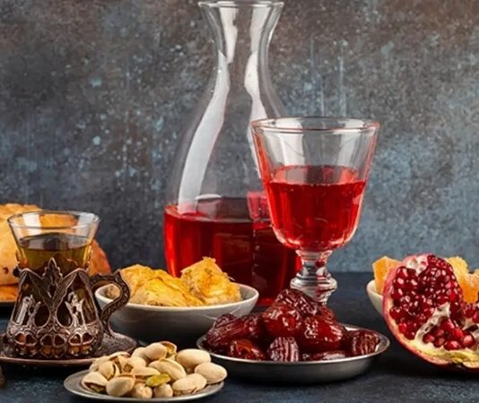 Türk mutfak mirasının en zarif ve en köklü unsurlarından biri olan şerbet kültürü, yalnızca bir içecek geleneği değil; aynı zamanda sosyal hayatın, inanç dünyasının ve estetik anlayışın da önemli bir yansımasıdır. Yüzyıllar boyunca saraylardan halk sofralarına, düğünlerden dini merasimlere kadar uzanan bu gelenek, günümüzde yeniden keşfedilerek kültürel bir değer olarak öne çıkmaktadır. Özellikle doğal içeriklere yönelimin artmasıyla birlikte geleneksel şerbetler, modern yaşamda da kendine yer bulmaktadır. Konulu bir haber görseli.