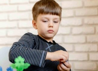 Otizm spektrum bozukluğu, bireyin iletişim, sosyal etkileşim ve davranış alanlarında farklılıklar yaşamasına neden olabilen nörogelişimsel bir durumdur. Her bireyde farklı şekillerde ortaya çıkan bu durum, günlük yaşam alışkanlıklarının da özenle düzenlenmesini gerektirir. Bu noktada otizm dostu diyet, hem fiziksel sağlığı hem de günlük yaşam konforunu destekleyen önemli bir yaklaşım olarak öne çıkar. Konulu bir haber görseli.