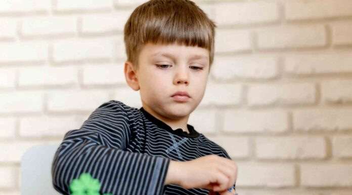 Otizm Dostu Diyet Sağlıklı Beslenme İle Günlük Yaşamı Desteklemek Otizm spektrum bozukluğu, bireyin iletişim, sosyal etkileşim ve davranış alanlarında farklılıklar yaşamasına neden olabilen nörogelişimsel bir durumdur. Her bireyde farklı şekillerde ortaya çıkan bu durum, günlük yaşam alışkanlıklarının da özenle düzenlenmesini gerektirir. Bu noktada otizm dostu diyet, hem fiziksel sağlığı hem de günlük yaşam konforunu destekleyen önemli bir yaklaşım olarak öne çıkar. Konulu bir haber görseli.