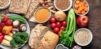 Otoimmün Protokol Diyeti, son yıllarda özellikle bağışıklık sistemiyle ilgili konulara ilgi duyan kişiler arasında öne çıkan beslenme yaklaşımlarından biri olarak değerlendirilmektedir. Modern yaşamın getirdiği stres, düzensiz beslenme ve işlenmiş gıda tüketiminin artması, bu tür diyet modellerine olan ilgiyi artırmıştır. Otoimmün Protokol Diyeti, beslenmenin vücut üzerindeki bütüncül etkilerini merkeze alan bir anlayış sunmaktadır. Konulu bir haber görseli.