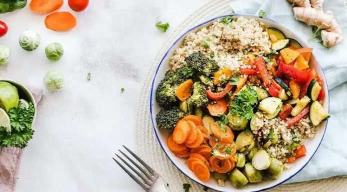 Paleo Yemeklerle Doğal Beslenme Anlayışı Günümüzde Yeniden İlgi Görüyor Son yıllarda beslenme alışkanlıklarında dikkat çekici bir dönüşüm yaşanıyor. İşlenmiş gıdalardan uzaklaşma, daha sade ve doğal içeriklere yönelme isteği, birçok insanı farklı beslenme modellerini araştırmaya itiyor. Bu arayışın öne çıkan başlıklarından biri ise paleo yemek anlayışı oluyor. Temelinde insanın avcı-toplayıcı dönemine ait beslenme alışkanlıklarını referans alan paleo mutfağı, modern hayatın karmaşık gıda zincirine karşı sade bir alternatif sunuyor. Konulu bir haber görseli.