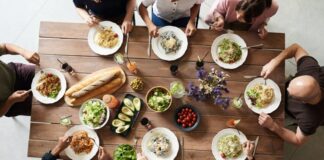 Toplumların ortak değerlerini, dayanışma biçimlerini ve bir arada yaşama kültürünü en açık şekilde yansıtan alanlardan biri sofralardır. Özellikle Paylaşım Sofrası, yalnızca yemek yenilen bir masa değil; insanların birbirini dinlediği, eşitlik duygusunun güçlendiği ve toplumsal bağların kurulduğu bir alan olarak öne çıkar. Bu sofra anlayışı, bireysel tüketim alışkanlıklarının yaygınlaştığı günümüzde yeniden hatırlanan güçlü bir kültürel miras niteliği taşır. Konulu bir haber görseli.