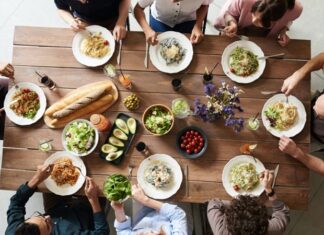 Toplumların ortak değerlerini, dayanışma biçimlerini ve bir arada yaşama kültürünü en açık şekilde yansıtan alanlardan biri sofralardır. Özellikle Paylaşım Sofrası, yalnızca yemek yenilen bir masa değil; insanların birbirini dinlediği, eşitlik duygusunun güçlendiği ve toplumsal bağların kurulduğu bir alan olarak öne çıkar. Bu sofra anlayışı, bireysel tüketim alışkanlıklarının yaygınlaştığı günümüzde yeniden hatırlanan güçlü bir kültürel miras niteliği taşır. Konulu bir haber görseli.