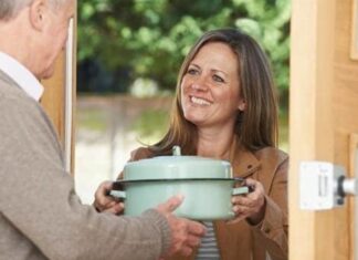 Toplumsal yaşamın en sade ama en güçlü bağlarından biri, komşuya yemek gönderme geleneğidir. Kapı komşusuyla kurulan bu sessiz dayanışma, yalnızca bir tabak yemekle sınırlı değildir; güven, paylaşma ve empati duygusunu da beraberinde taşır. Türk toplumunda yüzyıllardır süregelen bu alışkanlık, zor zamanlarda olduğu kadar sevinçli anlarda da kendini gösterir. Bir tencere yemeğin komşu kapısına bırakılması, sözsüz bir “yanındayım” mesajıdır. Konulu bir haber görseli.