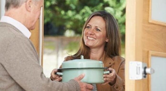 Paylaşmanın En Sıcak Hali Komşuya Yemek Gönderme Geleneği Toplumsal yaşamın en sade ama en güçlü bağlarından biri, komşuya yemek gönderme geleneğidir. Kapı komşusuyla kurulan bu sessiz dayanışma, yalnızca bir tabak yemekle sınırlı değildir; güven, paylaşma ve empati duygusunu da beraberinde taşır. Türk toplumunda yüzyıllardır süregelen bu alışkanlık, zor zamanlarda olduğu kadar sevinçli anlarda da kendini gösterir. Bir tencere yemeğin komşu kapısına bırakılması, sözsüz bir “yanındayım” mesajıdır. Konulu bir haber görseli.