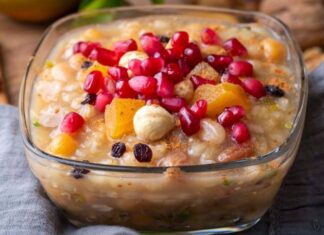 Toplumsal hafızada derin izler bırakan özel günlerden biri olan Aşure Günü, hem dini hem de kültürel yönüyle geniş bir anlam dünyasına sahiptir. Yüzyıllardır sürdürülen bu gelenek, yalnızca bir tatlının hazırlanmasıyla sınırlı kalmaz; paylaşma, dayanışma ve birlikte yaşama kültürünün güçlü bir sembolü olarak öne çıkar. Aşure Günü, farklı inançların ve toplumsal kesimlerin ortak değerlerde buluşabildiği nadir zamanlardan biri olarak kabul edilir. Bu yönüyle aşure, sofranın ötesinde bir anlam taşır. Konulu bir haber görseli.