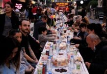 Anadolu’nun köklü kültürel mirası içinde önemli bir yere sahip olan imece sofrası, sadece yemek yenilen bir masa değil, toplumsal dayanışmanın ve paylaşmanın canlı bir simgesidir. Köy yaşamında ortaya çıkan bu gelenek, insanların emeklerini ve sofralarını ortaklaştırdığı güçlü bir birliktelik anlayışını temsil eder. İmece sofrası, bir araya gelmenin, birlikte üretmenin ve birlikte tüketmenin doğal bir sonucu olarak şekillenmiştir. Konulu bir haber görseli.