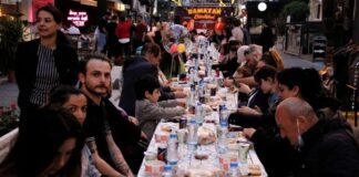 Anadolu’nun köklü kültürel mirası içinde önemli bir yere sahip olan imece sofrası, sadece yemek yenilen bir masa değil, toplumsal dayanışmanın ve paylaşmanın canlı bir simgesidir. Köy yaşamında ortaya çıkan bu gelenek, insanların emeklerini ve sofralarını ortaklaştırdığı güçlü bir birliktelik anlayışını temsil eder. İmece sofrası, bir araya gelmenin, birlikte üretmenin ve birlikte tüketmenin doğal bir sonucu olarak şekillenmiştir. Konulu bir haber görseli.