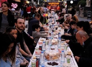 Anadolu’nun köklü kültürel mirası içinde önemli bir yere sahip olan imece sofrası, sadece yemek yenilen bir masa değil, toplumsal dayanışmanın ve paylaşmanın canlı bir simgesidir. Köy yaşamında ortaya çıkan bu gelenek, insanların emeklerini ve sofralarını ortaklaştırdığı güçlü bir birliktelik anlayışını temsil eder. İmece sofrası, bir araya gelmenin, birlikte üretmenin ve birlikte tüketmenin doğal bir sonucu olarak şekillenmiştir. Konulu bir haber görseli.