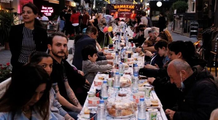 Paylaşmanın Ve Dayanışmanın Simgesi Olan İmece Sofrası Anadolu’nun köklü kültürel mirası içinde önemli bir yere sahip olan imece sofrası, sadece yemek yenilen bir masa değil, toplumsal dayanışmanın ve paylaşmanın canlı bir simgesidir. Köy yaşamında ortaya çıkan bu gelenek, insanların emeklerini ve sofralarını ortaklaştırdığı güçlü bir birliktelik anlayışını temsil eder. İmece sofrası, bir araya gelmenin, birlikte üretmenin ve birlikte tüketmenin doğal bir sonucu olarak şekillenmiştir. Konulu bir haber görseli.