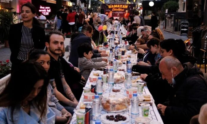 Paylaşmanın Ve Dayanışmanın Simgesi Olan İmece Sofrası Anadolu’nun köklü kültürel mirası içinde önemli bir yere sahip olan imece sofrası, sadece yemek yenilen bir masa değil, toplumsal dayanışmanın ve paylaşmanın canlı bir simgesidir. Köy yaşamında ortaya çıkan bu gelenek, insanların emeklerini ve sofralarını ortaklaştırdığı güçlü bir birliktelik anlayışını temsil eder. İmece sofrası, bir araya gelmenin, birlikte üretmenin ve birlikte tüketmenin doğal bir sonucu olarak şekillenmiştir. Konulu bir haber görseli.