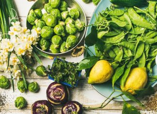 Pegan beslenme, son yıllarda sağlıklı yaşam ve dengeli beslenme konularına ilgi duyan bireyler arasında dikkat çeken hibrit bir yaklaşım olarak öne çıkmaktadır. Paleo ve vegan beslenme anlayışlarının belirli yönlerini bir araya getiren bu model, adını da bu iki kelimenin birleşiminden alır. Pegan, bir yandan doğal ve işlenmemiş gıdaları merkeze alırken, diğer yandan bitki ağırlıklı bir beslenme düzenini teşvik eder. Konulu bir haber görseli.