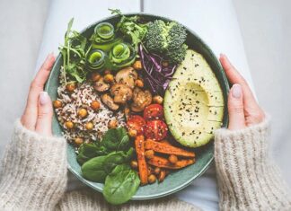 Son yıllarda periyodik bitkisel oruç, sağlıklı yaşam ve kilo kontrolü arayışında olan bireyler arasında giderek popüler hale geliyor. Bu uygulama, belirli zaman dilimlerinde yalnızca bitkisel besinler tüketmeyi, hayvansal ürünlerden uzak durmayı temel alıyor. Periyodik bitkisel oruç, hem fiziksel sağlık hem de zihinsel denge açısından faydalar sunarken, modern beslenme trendleri arasında dikkat çekici bir konum kazanıyor. Konulu bir haber görseli.