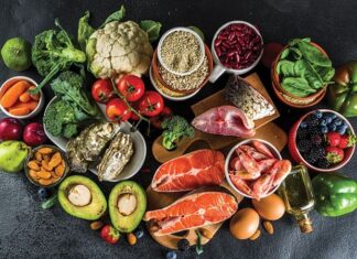 Pesketaryen beslenme, son yıllarda klasik vejetaryen beslenme ile et ağırlıklı diyetler arasında bir denge kurmak isteyen bireyler tarafından giderek daha fazla tercih edilmektedir. Et ve kümes hayvanlarının tüketilmediği, buna karşın balık ve deniz ürünlerinin beslenme düzeninde yer aldığı bu yaklaşım, hem sağlık hem de sürdürülebilirlik tartışmalarında sıkça gündeme gelmektedir. Pesketaryen Beslenme, bitkisel ağırlıklı yapısını korurken deniz ürünlerinden gelen besin öğeleriyle çeşitlilik sunan bir beslenme modeli olarak öne çıkmaktadır. Konulu bir haber görseli.