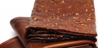 Anadolu’nun köklü mutfak gelenekleri içinde önemli bir yere sahip olan pestil, son yıllarda doğal beslenmeye yönelen tüketicilerin ilgisiyle yeniden gündemde. Üzüm, dut veya kayısı gibi meyvelerin uzun süre kaynatılıp yoğunlaştırılarak ince bir tabaka hâline getirilmesiyle elde edilen bu geleneksel ürün, özellikle kış aylarında enerji veren atıştırmalıkların başında geliyor. Sağlıklı içeriği, katkısız yapısı ve uzun saklama ömrü sayesinde hem şehir pazarlarında hem de online satış noktalarında en çok aranan yöresel tatlar arasında yer alıyor. Üretimin meşakkatli olmasına rağmen doğal yollarla hazırlanması, pestile ayrı bir değer katıyor. Konulu bir haber görseli.