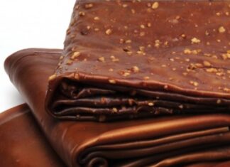 Anadolu’nun köklü mutfak gelenekleri içinde önemli bir yere sahip olan pestil, son yıllarda doğal beslenmeye yönelen tüketicilerin ilgisiyle yeniden gündemde. Üzüm, dut veya kayısı gibi meyvelerin uzun süre kaynatılıp yoğunlaştırılarak ince bir tabaka hâline getirilmesiyle elde edilen bu geleneksel ürün, özellikle kış aylarında enerji veren atıştırmalıkların başında geliyor. Sağlıklı içeriği, katkısız yapısı ve uzun saklama ömrü sayesinde hem şehir pazarlarında hem de online satış noktalarında en çok aranan yöresel tatlar arasında yer alıyor. Üretimin meşakkatli olmasına rağmen doğal yollarla hazırlanması, pestile ayrı bir değer katıyor. Konulu bir haber görseli.