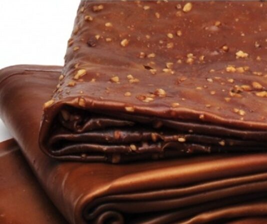 Anadolu’nun köklü mutfak gelenekleri içinde önemli bir yere sahip olan pestil, son yıllarda doğal beslenmeye yönelen tüketicilerin ilgisiyle yeniden gündemde. Üzüm, dut veya kayısı gibi meyvelerin uzun süre kaynatılıp yoğunlaştırılarak ince bir tabaka hâline getirilmesiyle elde edilen bu geleneksel ürün, özellikle kış aylarında enerji veren atıştırmalıkların başında geliyor. Sağlıklı içeriği, katkısız yapısı ve uzun saklama ömrü sayesinde hem şehir pazarlarında hem de online satış noktalarında en çok aranan yöresel tatlar arasında yer alıyor. Üretimin meşakkatli olmasına rağmen doğal yollarla hazırlanması, pestile ayrı bir değer katıyor. Konulu bir haber görseli.